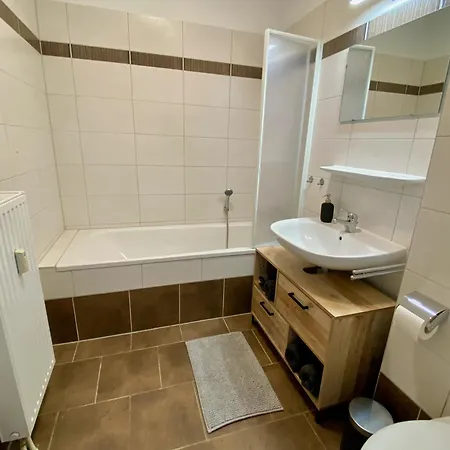 Modernes 1r , Tv Streaming, Balkon Und Parken *